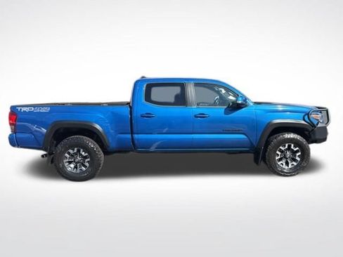 Used 2017 Toyota Tacoma TRD Off-Road w/ Premium & Technology Package AWD/4WD image 8