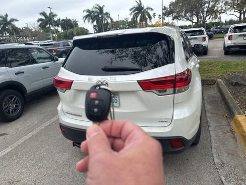 Used 2019 Toyota Highlander LE image 3