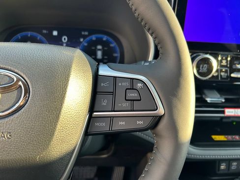 Used 2026 Toyota Highlander Limited AWD/4WD image 19