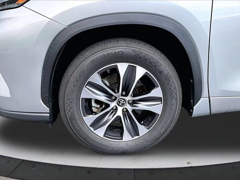 Used 2021 Toyota Highlander XLE FWD image 33