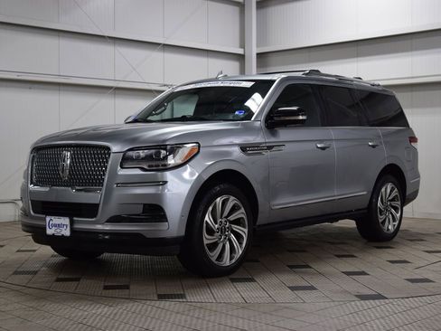 Used 2022 Lincoln Navigator Reserve image 3