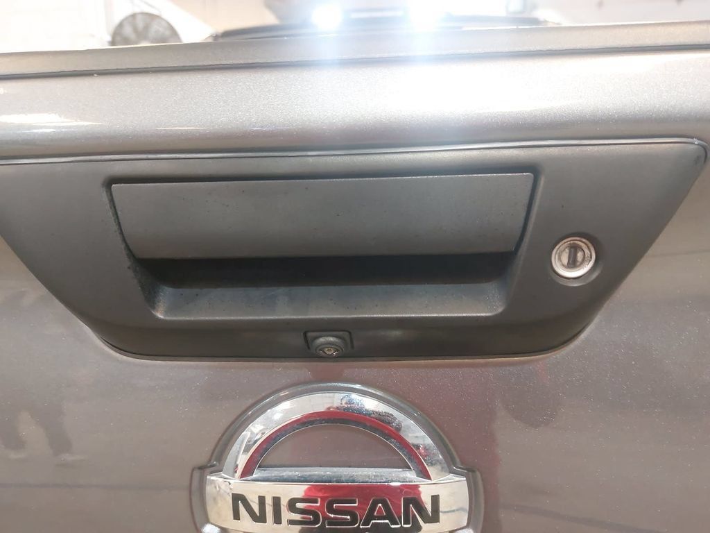 Used 2018 Nissan Titan SV w/ SV Convenience Package AWD/4WD image 13