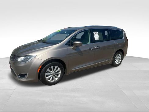 Used 2018 Chrysler Pacifica Touring-L w/ Premium Audio Group FWD image 3