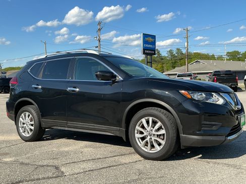 Used 2017 Nissan Rogue SV w/ Sun & Sound Touring Package AWD/4WD image 2