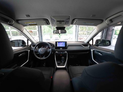 Used 2025 Toyota RAV4 XLE AWD/4WD image 19