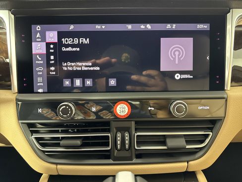 Certified 2025 Porsche Macan image 18