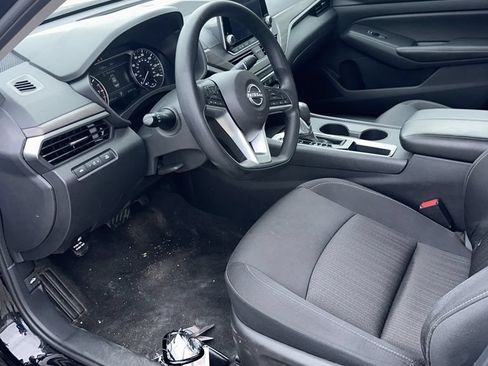 Used 2025 Nissan Altima 2.5 SV FWD image 3