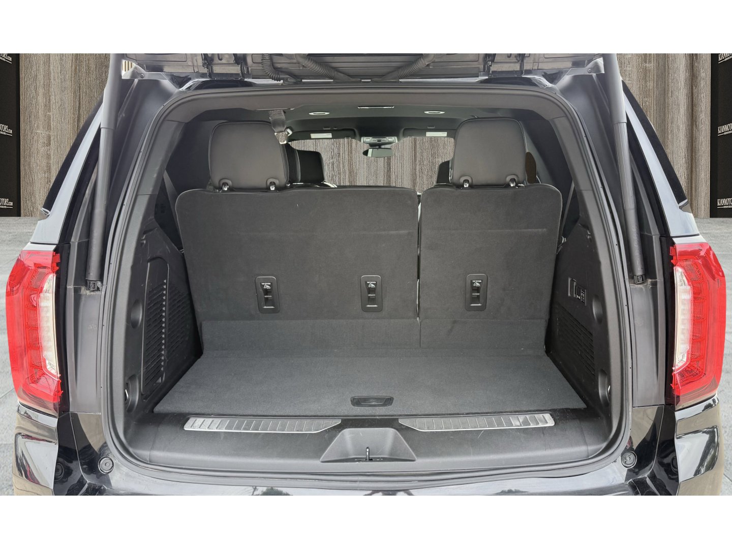 Used 2023 GMC Yukon Denali RWD image 9