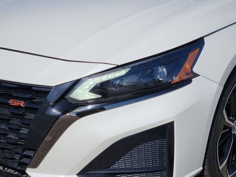 Used 2023 Nissan Altima 2.5 SR w/ SR Premium Package image 5
