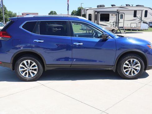 Used 2017 Nissan Rogue SV AWD/4WD image 4