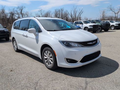 Used 2019 Chrysler Pacifica Touring-L w/ Advanced Safetytec Group image 1