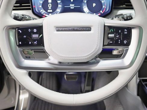 Used 2025 Land Rover Range Rover SV image 17