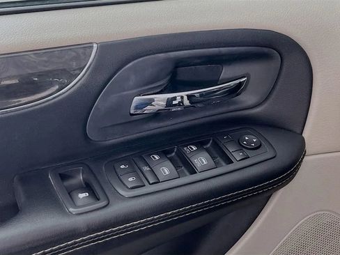 Used 2014 Chrysler Town & Country Touring image 18