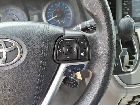 Used 2020 Toyota Sienna L FWD image 17