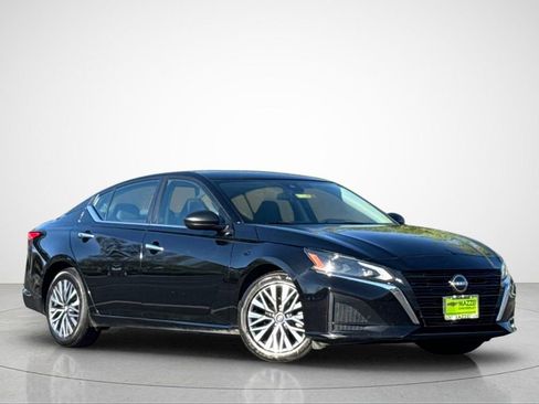 Used 2024 Nissan Altima 2.5 SV FWD image 2