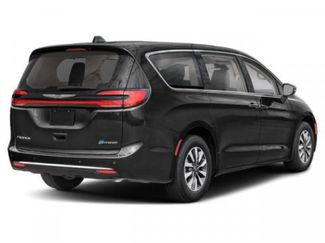 Used 2024 Chrysler Pacifica Select video 2