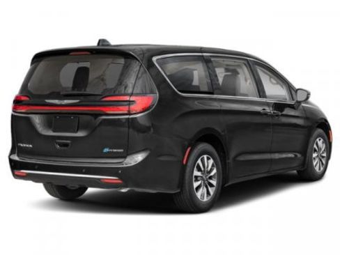 Used 2024 Chrysler Pacifica Select image 2