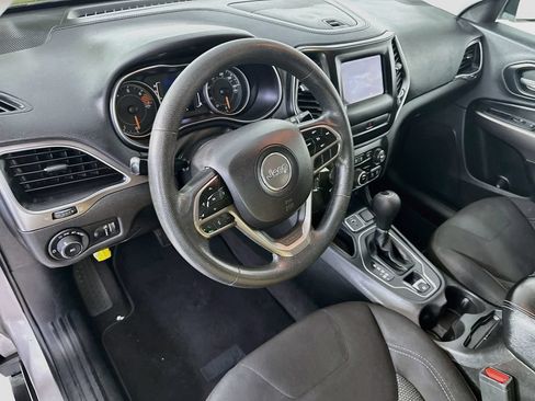 Used 2019 Jeep Cherokee Latitude w/ Popular Appearance Group FWD image 28