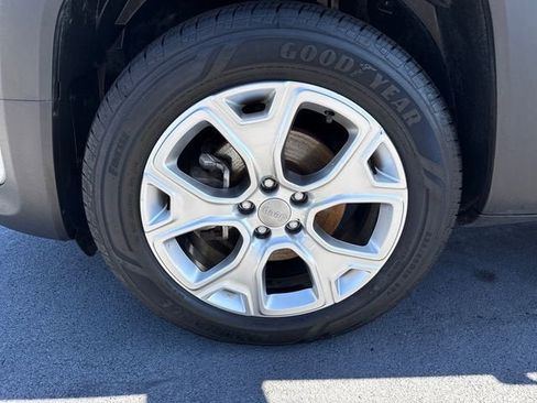 Used 2019 Jeep Renegade Latitude FWD image 9