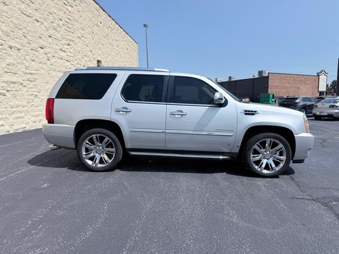 Used 2012 Cadillac Escalade Luxury AWD/4WD image 6