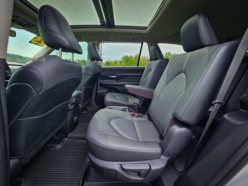 Used 2025 Toyota Grand Highlander AWD image 32