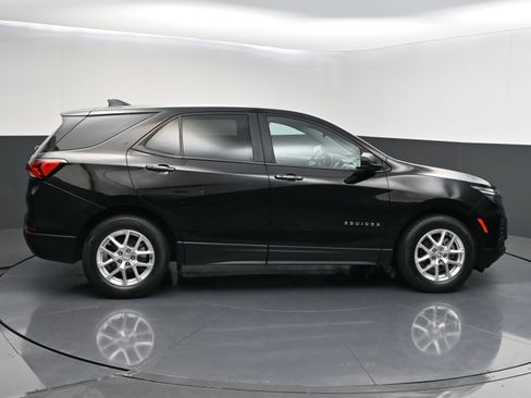Used 2022 Chevrolet Equinox LS w/ LS Convenience Package FWD image 9