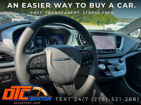 Used 2025 Chrysler Pacifica Limited FWD image 11