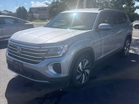 Used 2025 Volkswagen Atlas SE AWD/4WD image 2