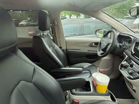 Used 2023 Chrysler Pacifica Touring-L FWD image 9
