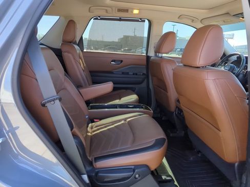 Used 2023 Nissan Pathfinder Platinum image 16