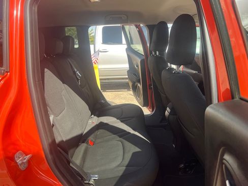 Used 2017 Jeep Renegade Latitude FWD image 16