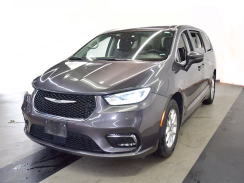 Used 2023 Chrysler Pacifica Touring-L image 4
