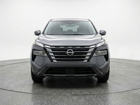 Used 2025 Nissan Rogue SV image 2