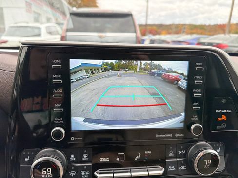 Used 2022 Toyota Highlander XLE image 32