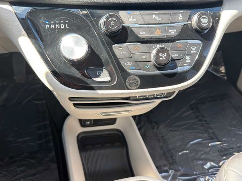 Used 2023 Chrysler Pacifica Touring-L FWD image 19