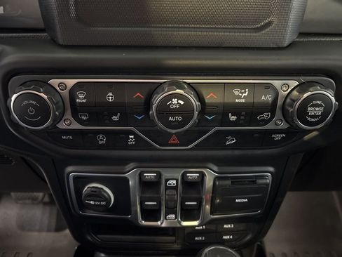 Used 2019 Jeep Wrangler Unlimited Sahara w/ Cold Weather Group image 16