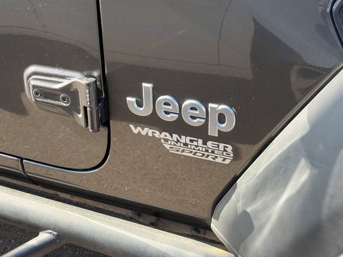 Used 2018 Jeep Wrangler Unlimited Sport S AWD/4WD image 8