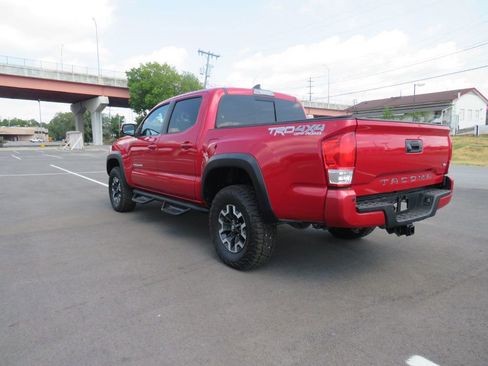 Used 2019 Toyota Tacoma TRD Off-Road image 8