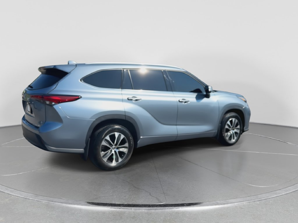 Used 2022 Toyota Highlander XLE AWD/4WD image 8