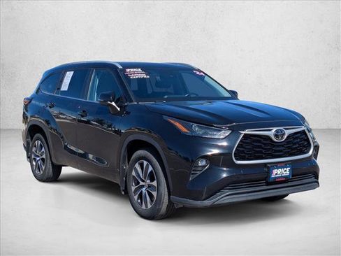 Used 2024 Toyota Highlander XLE image 3