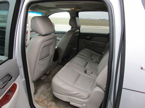 Used 2014 Chevrolet Suburban LT image 8