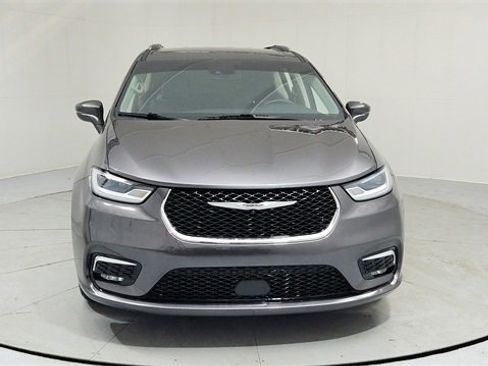 Used 2021 Chrysler Pacifica Touring-L w/ Uconnect Theater Family Group image 8