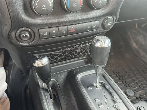 Used 2016 Jeep Wrangler Unlimited Sahara image 28