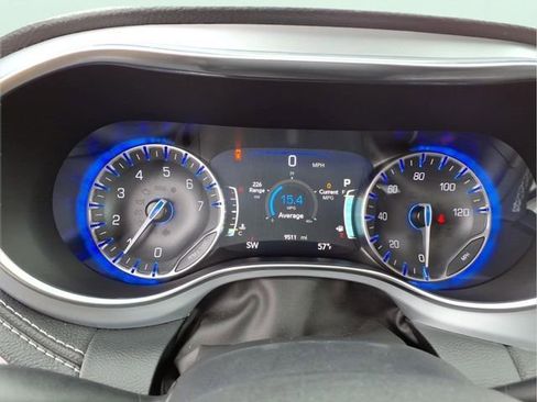 Used 2025 Chrysler Pacifica Limited FWD image 23
