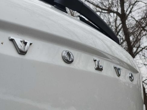 Used 2025 Volvo XC40 B5 Plus image 29