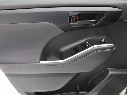 Used 2023 Toyota Highlander LE image 15