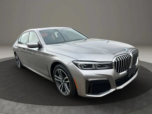 Used 2021 BMW 750i xDrive w/ Executive Package AWD/4WD image 3