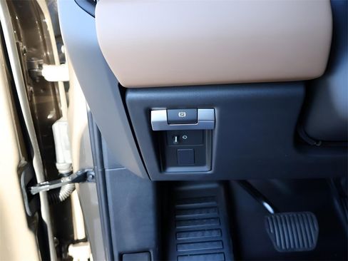 New 2026 Land Rover Defender 110 X-Dynamic SE image 34