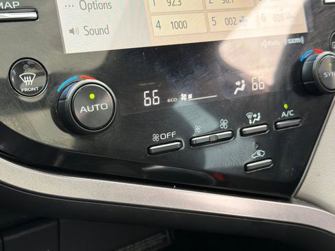 Used 2020 Toyota Camry XLE image 17