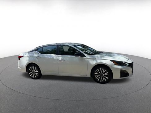 Used 2025 Nissan Altima 2.5 SV FWD image 2